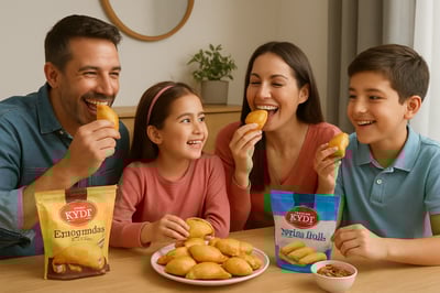 Familia disfrutando empanadas y productos congelados de Antojitos KYDY
